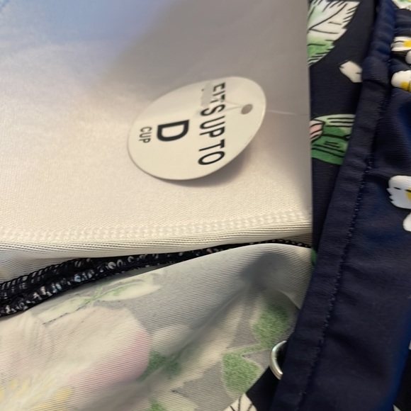 Shape Solver Top with Flowers on Navy Blue Background Ruffles - Picture 6 of 9